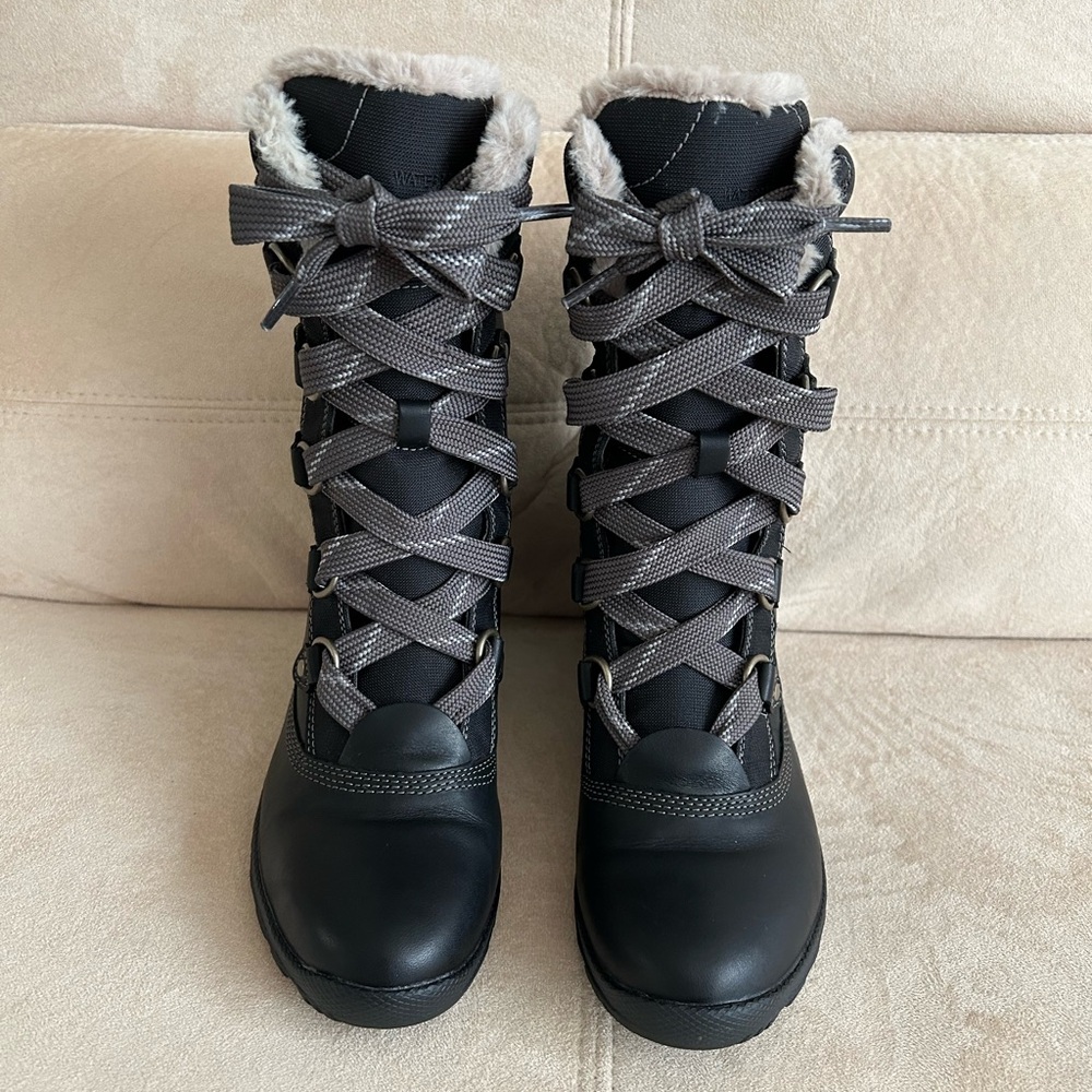 Like New Timberland Women's Earthkeepers Comfy Warm Stylish, Waterproof Boots - Picture 4 of 16
